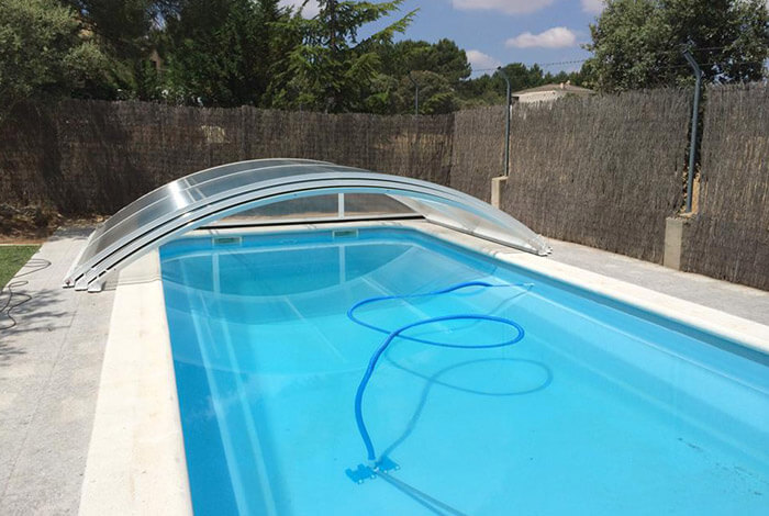4 accesorios fundamentales para cuidar una piscina