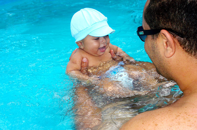 beneficios de la natación para los bebés