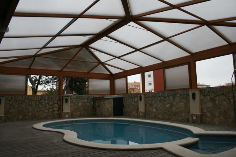 Cubierta Personalizada: Cubierta alta y telescópica para piscina con techos móviles en Toledo interior