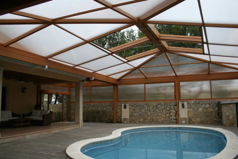 Cubierta Personalizada: Cubierta alta y telescópica para piscina con techos móviles en Toledo interior techo