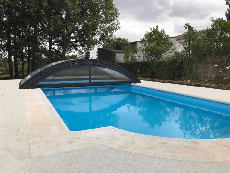 Cubierta Teide: Cerramiento bajo y telescópico para piscina en León abierta