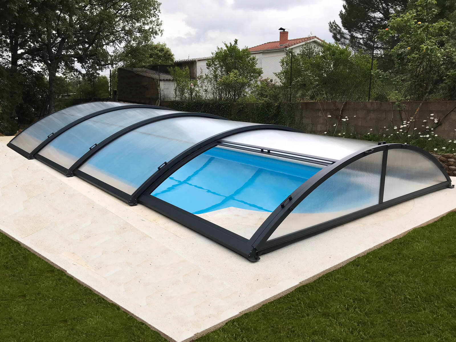 Cubierta Teide: Cerramiento bajo y telescópico para piscina en León exterior
