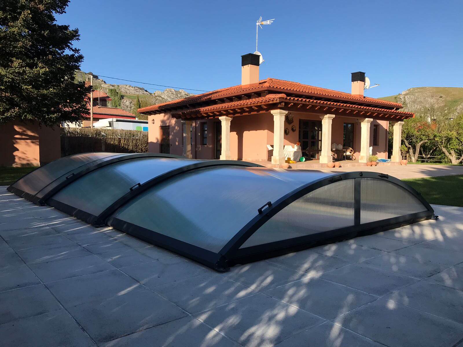 Cubierta Teide: Cerramiento de piscinas baja y telescópica en Burgos exterior