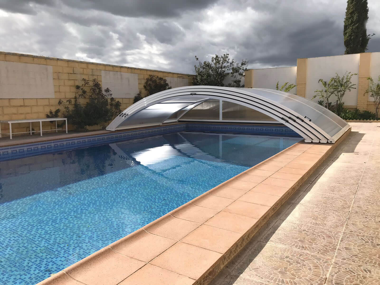 Cubierta Teide: Cubierta baja y telescópica para piscina en Sevilla abierta