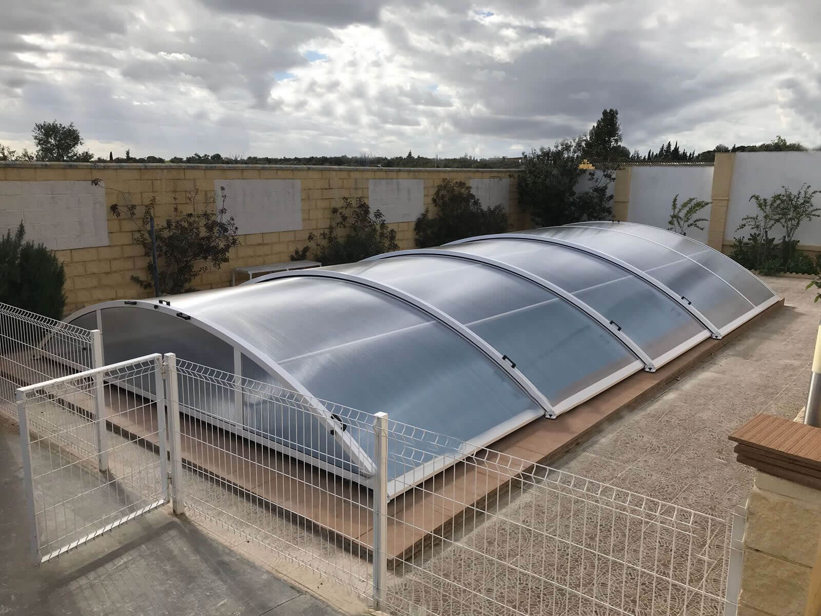 Cubierta Teide: Cubierta baja y telescópica para piscina en Sevilla exterior