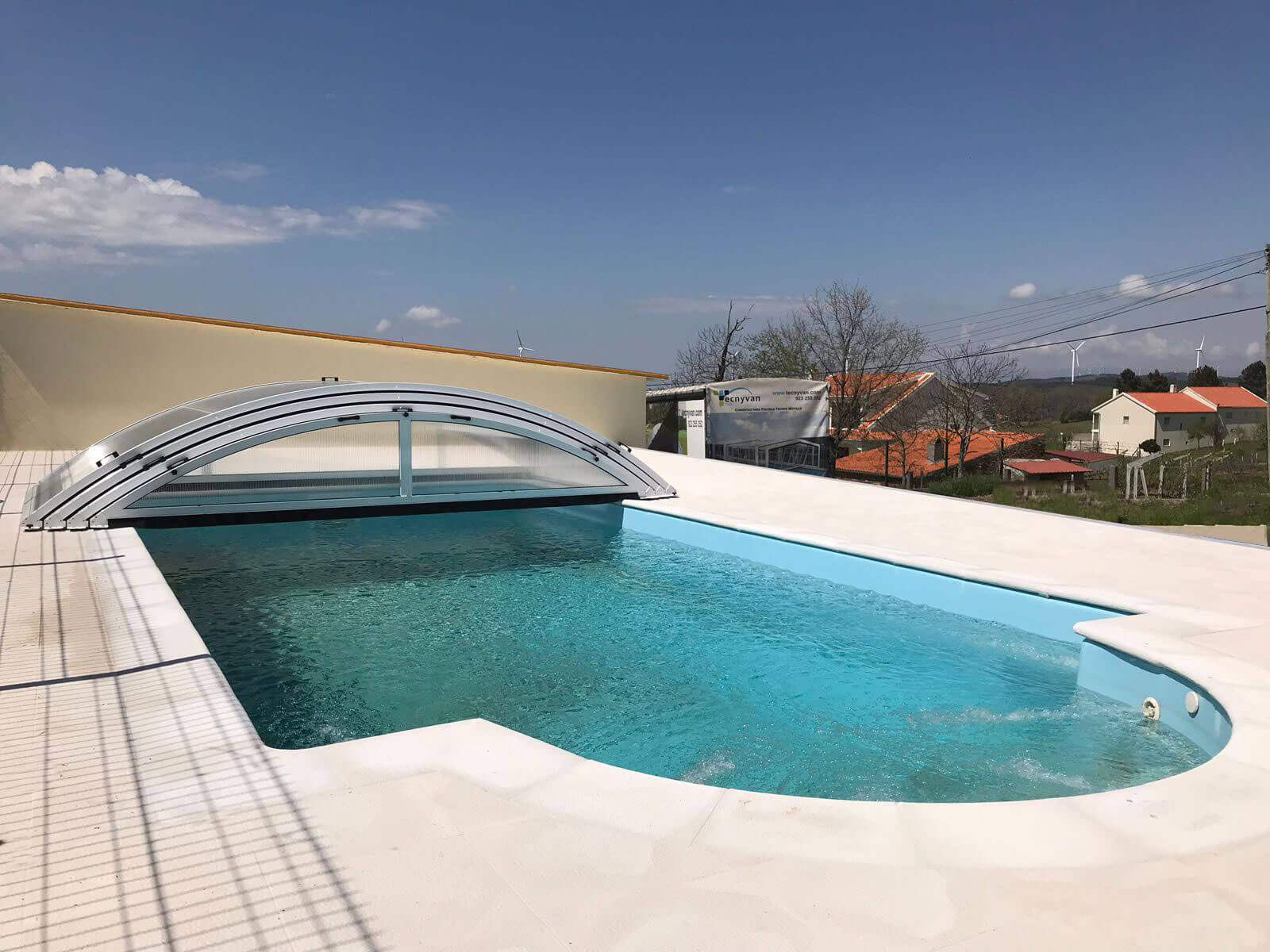 Cubierta Teide: Cubierta telescópica y baja para piscina en Portugal abierta