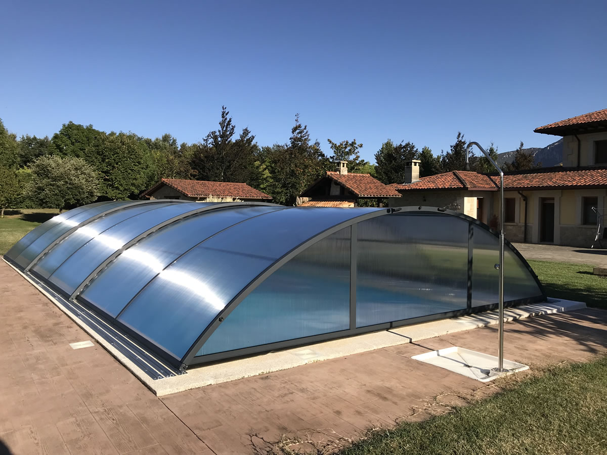 Instalación de Cubierta Teide Plus para piscina en Vitoria Exterior