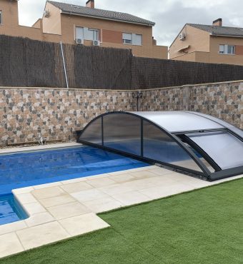 Instalación de cubierta baja para piscina en Santander abierta exterior