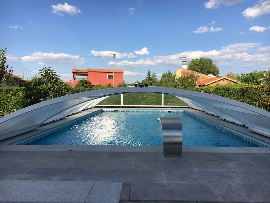 Cubierta de piscina bajo y telescópico en Salamanca abierta