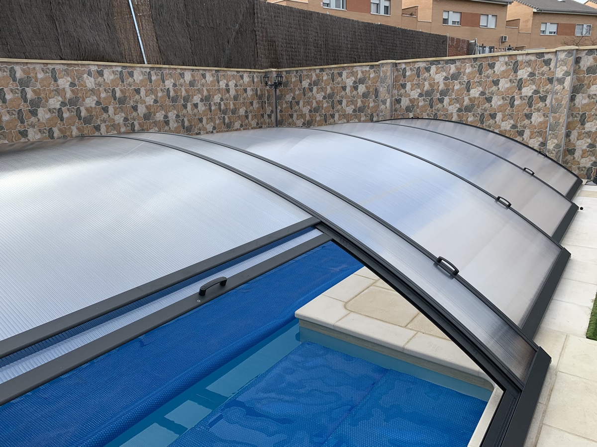 Instalación de cubierta baja para piscina en Santanderabierta
