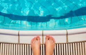 Cubiertas para piscinas Guía práctica para aplicar antialgas en tu piscina según el tipo de cloración 5