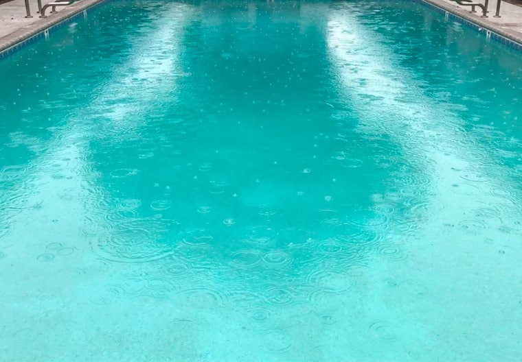 ¿Qué pasa si llueve después de pintar la piscina?