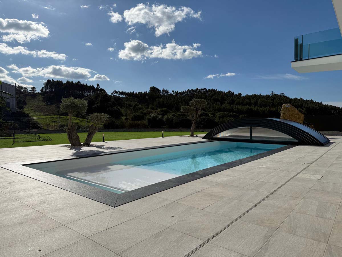 Instalación de la cubierta modelo Teide en una piscina en Lisboa por Tecnyvan