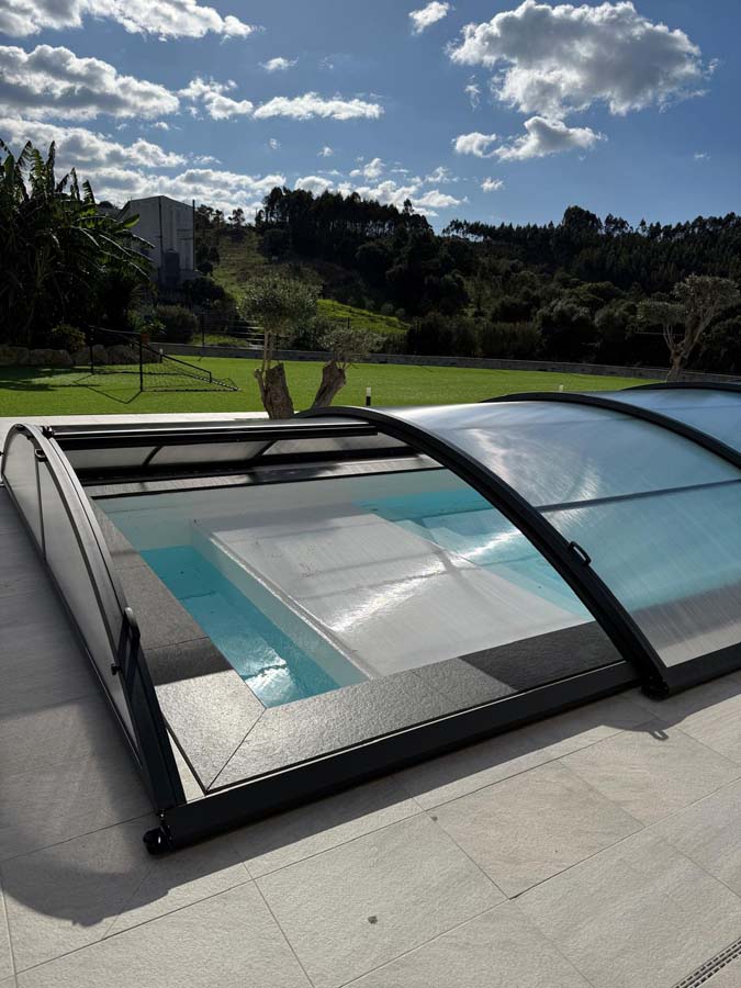 Instalación de la cubierta modelo Teide en una piscina en Lisboa por Tecnyvan