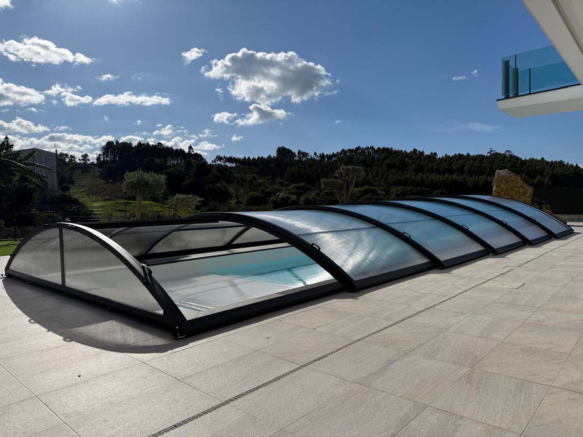 Instalación de la cubierta modelo Teide en una piscina en Lisboa por Tecnyvan