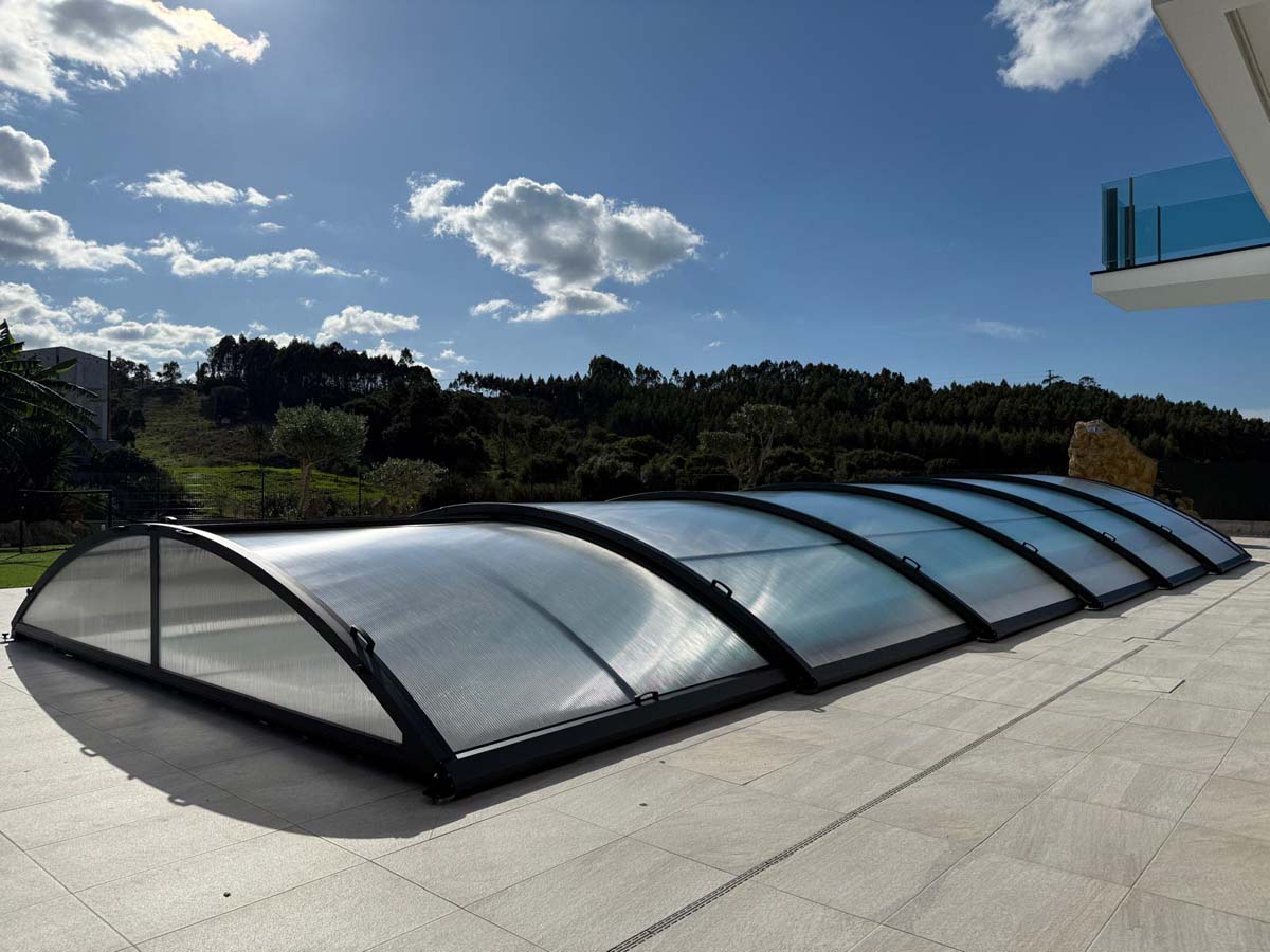 Instalación de la cubierta modelo Teide en una piscina en Lisboa por Tecnyvan