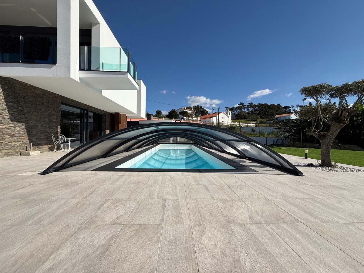 Instalación de la cubierta modelo Teide en una piscina en Lisboa por Tecnyvan