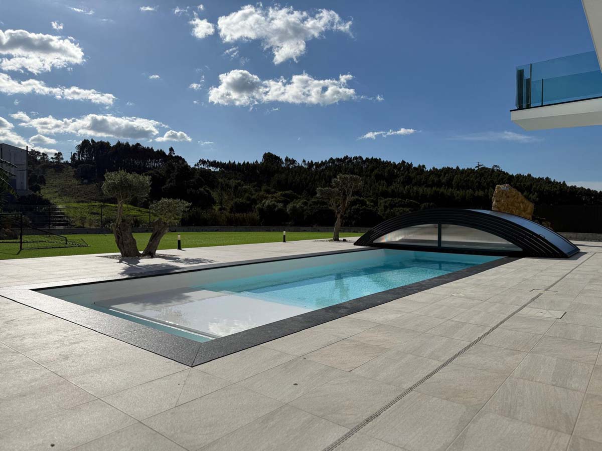 Instalación de la cubierta modelo Teide en una piscina en Lisboa por Tecnyvan