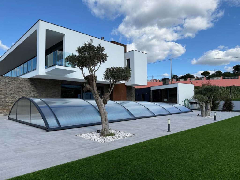 Instalación de la cubierta modelo Teide en una piscina en Lisboa por Tecnyvan