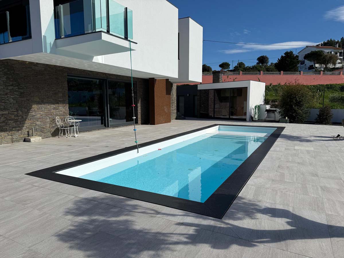 Instalación de la cubierta modelo Teide en una piscina en Lisboa por Tecnyvan